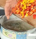 Фото приготовления рецепта: Куриный суп с мини-пастой, шаг №2