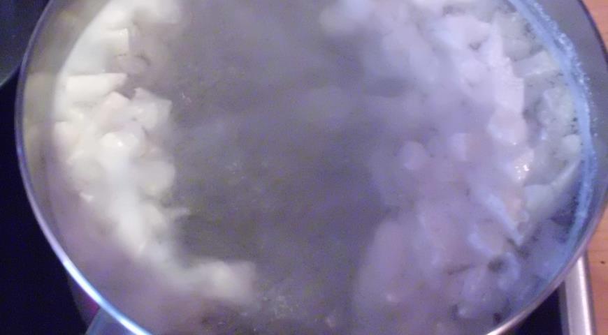 Отварить куриную грудку и картофель для супа
