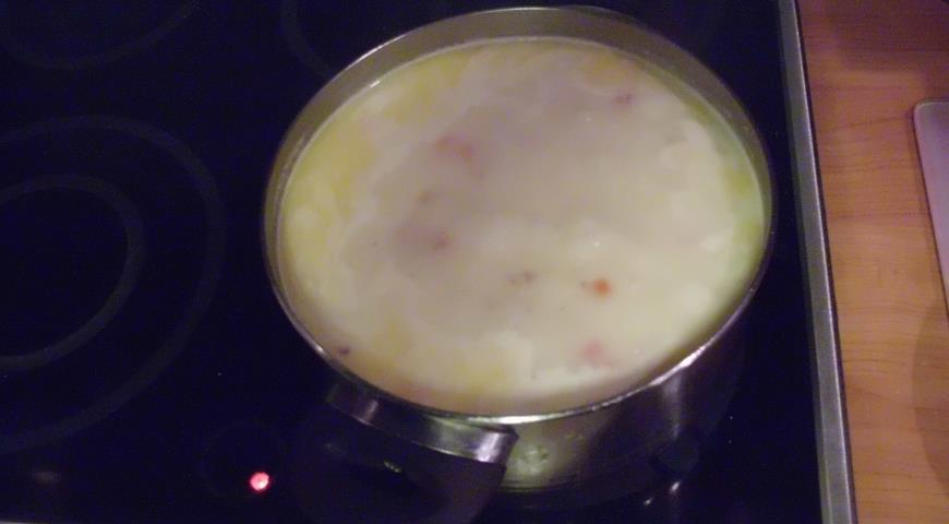 Добавить в суп плавленый сыр и варить до полного растворения