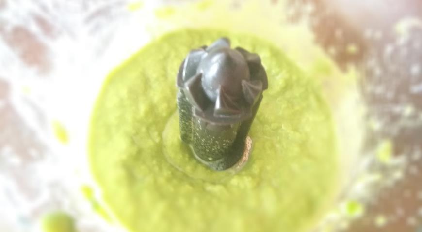 Сделать пюре из зеленого горошка и бульона, добавить специи