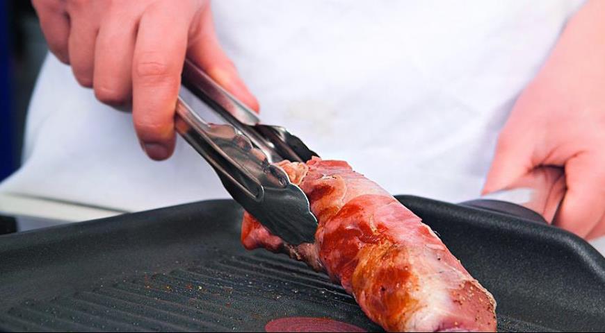 Фото приготовления рецепта: Свиная вырезка с базиликом и прошутто , шаг №3