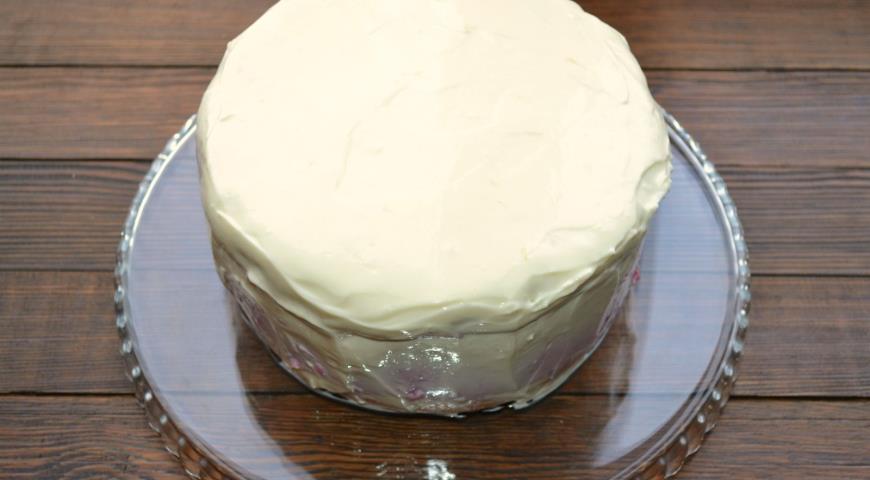 Обмазываем бисквитный торт кремом