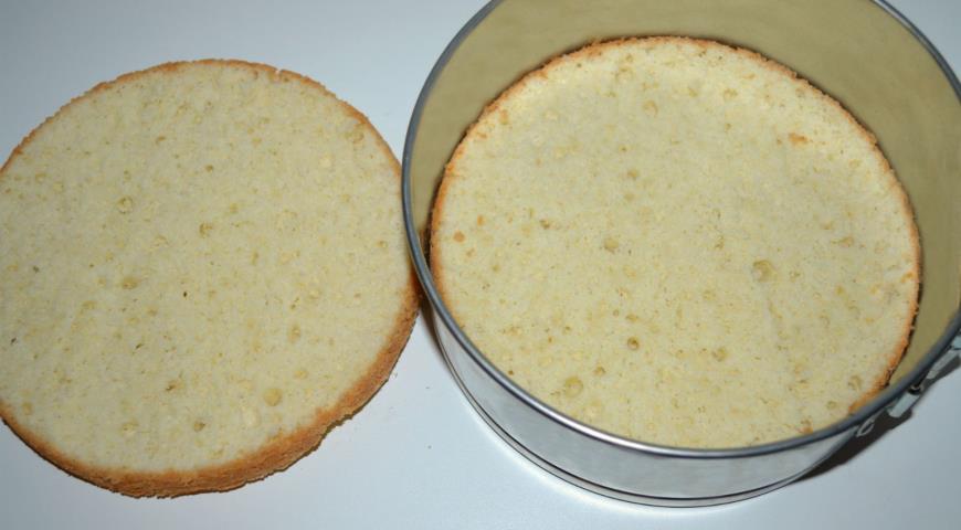 Готовый бисквит разрезаем на 2 части для муссового торта