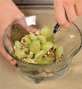 Фото приготовления рецепта: Салат с грушами и виноградом, шаг №4