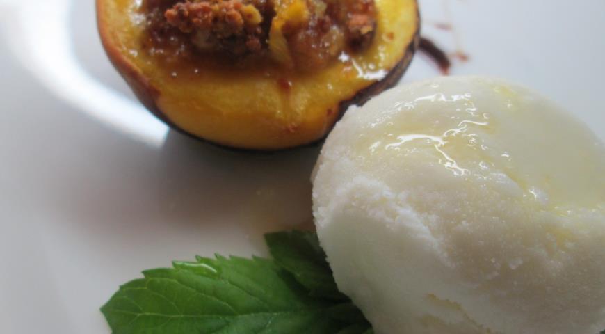Подаем десерт из запеченных персиков вместе с шариком ванильного мороженого