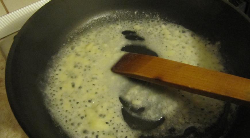 Обжарить муку на сливочном масле, добавить воду, влить соус к тушеной баранине