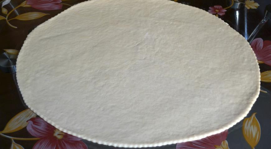 Раскатать тесто для приготовления галетных хлебцев