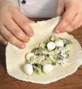Фото приготовления рецепта: Кальцоне с брокколи и перепелиными яйцами, шаг №3