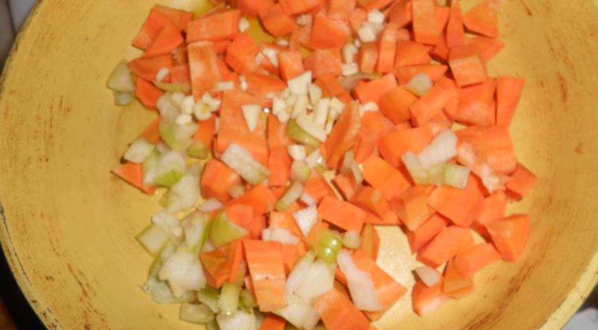 Нарезанные овощи обжариваем на сковороде
