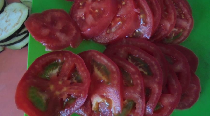 Тонко нарезать помидоры для приготовления запеченных овощей