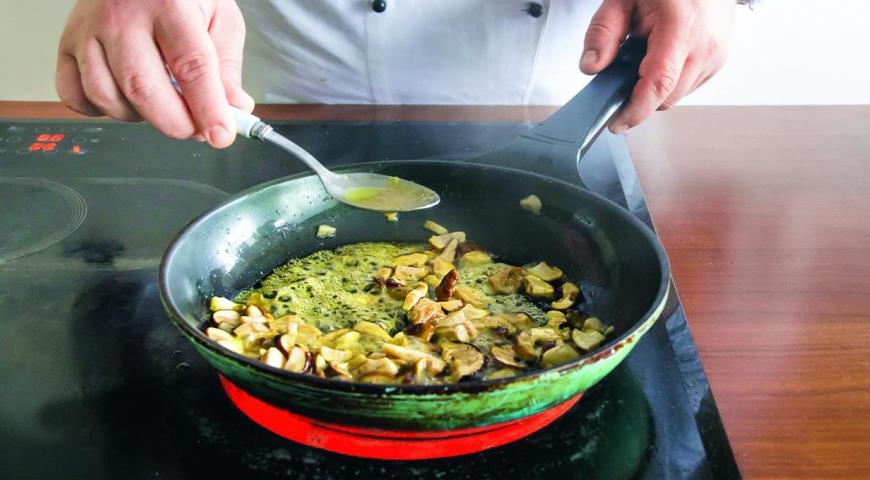 Фото приготовления рецепта: Рулет с лососем, грибами и савойской капустой, шаг №3