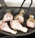 Фото приготовления рецепта: Куриные голени с малиновым чатни, шаг №3