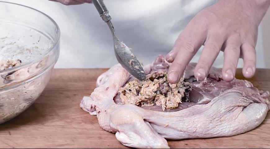 Фото приготовления рецепта: Галантин из курицы с печенкой и грибами, шаг №5