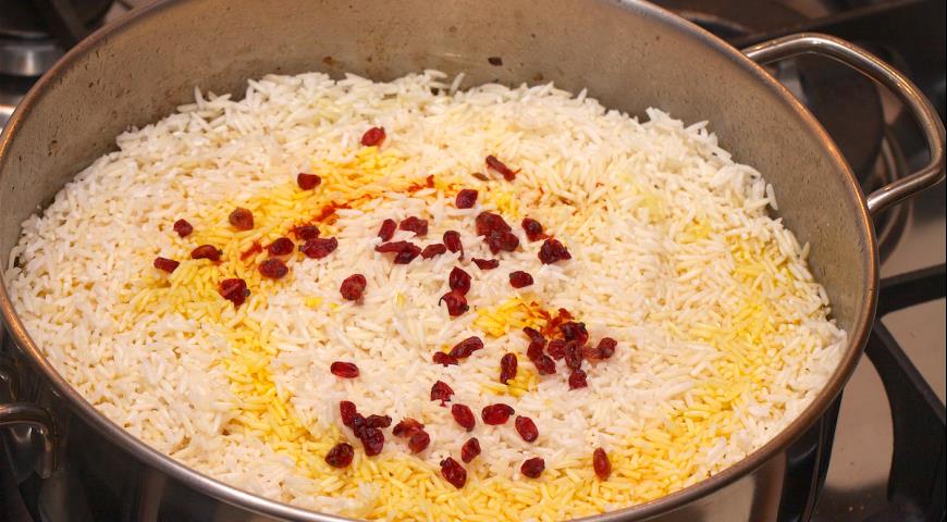 Выложить к мясу подготовленный рис, настой шафрана и барбарис