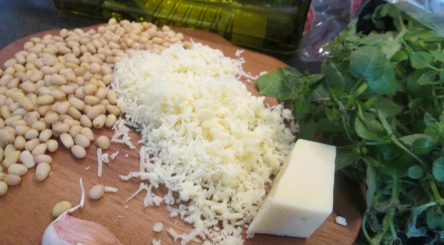 Натереть сыр на мелкой терке для соуса песто