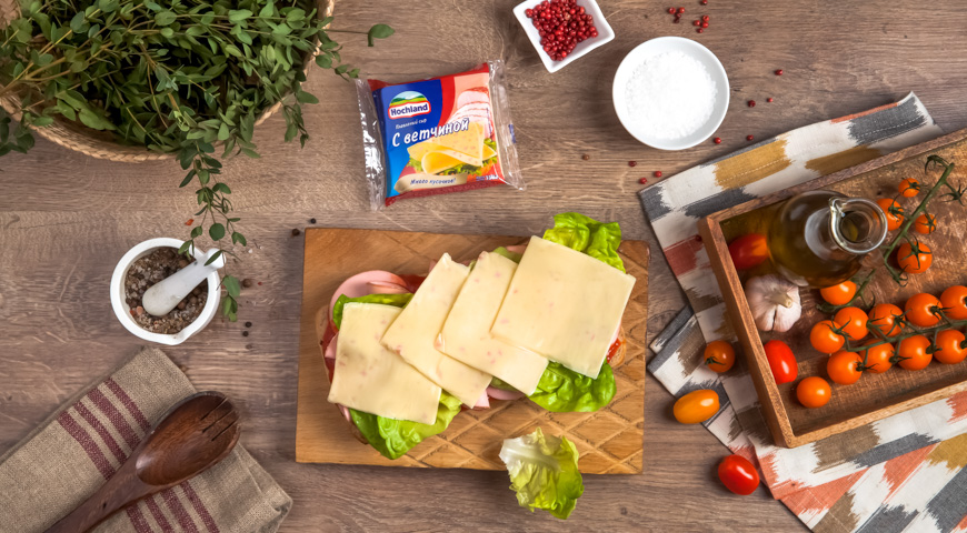 Фото приготовления рецепта: Большой итальянский сэндвич на чиабатте с томатным соусом, шаг №1