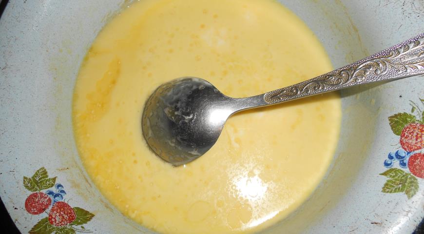 Растапливаем сливочное масло с медом на водяной бане
