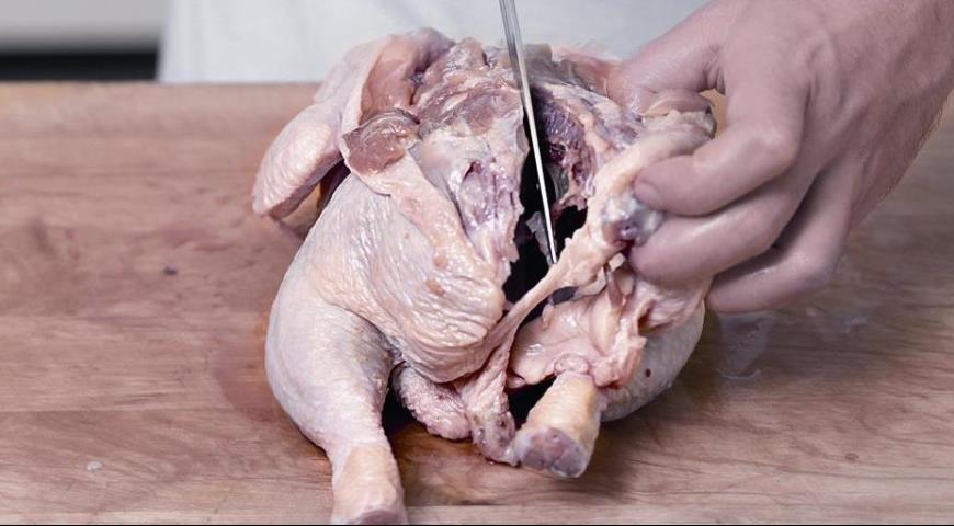 Фото приготовления рецепта: Галантин из курицы с печенкой и грибами, шаг №1