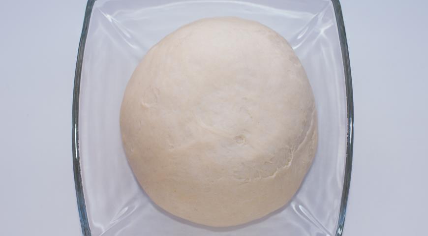 Замесить дрожжевое тесто для приготовления галетных хлебцев
