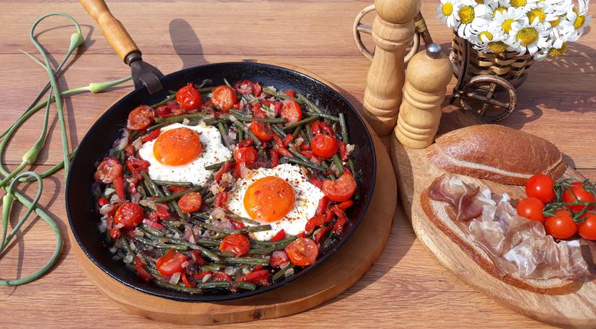 Фото приготовления рецепта: Дачный завтрак - яичница со стрелками чеснока, помидорками черри... , шаг №1