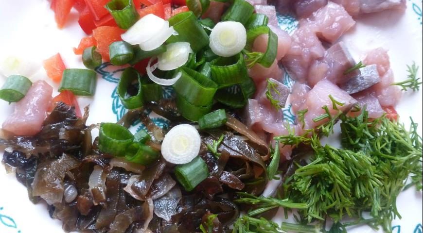 Нарезаем ингредиенты для салата из сельди с морской капустой