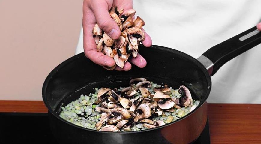 Фото приготовления рецепта: Запеканка из макарон с грибами , шаг №2