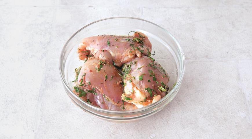 Фото приготовления рецепта: Запеченная курица с рисом и помидорами, шаг №1