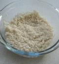 Отварить рис до полуготовности для приготовления золотой каши в тыкве и яблоках