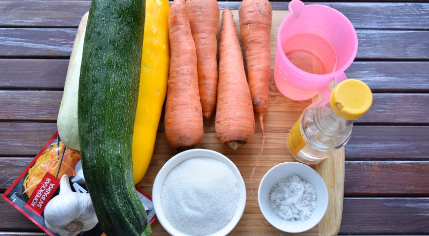 Фото приготовления рецепта: Кабачки с морковью по- корейски, шаг №1