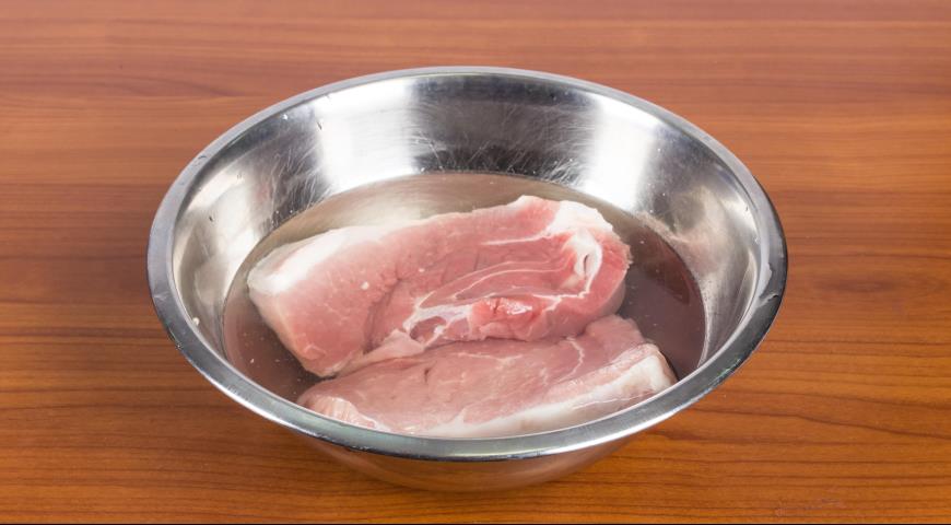 Фото приготовления рецепта: Как приготовить свиные отбивные с овощами в духовке  , шаг №1