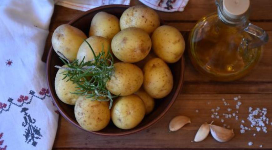 Картофель, соль, чеснок и оливковое масло