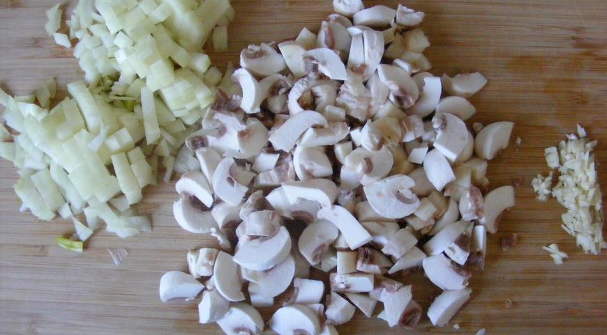 Обжарить нарезанные лук, чеснок и грибы, добавить специи