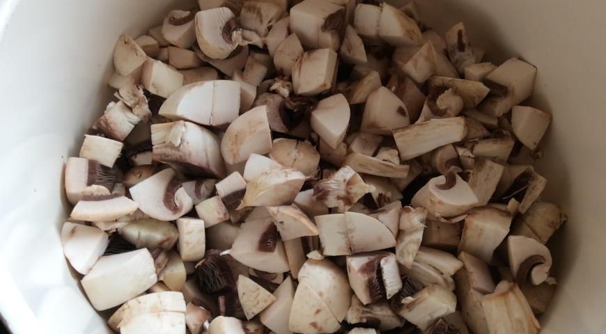 Нарезаем грибы для супа