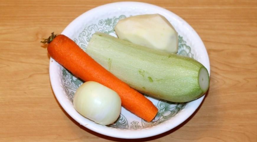 Фото приготовления рецепта: Курино-овощные котлеты с зеленью, шаг №1