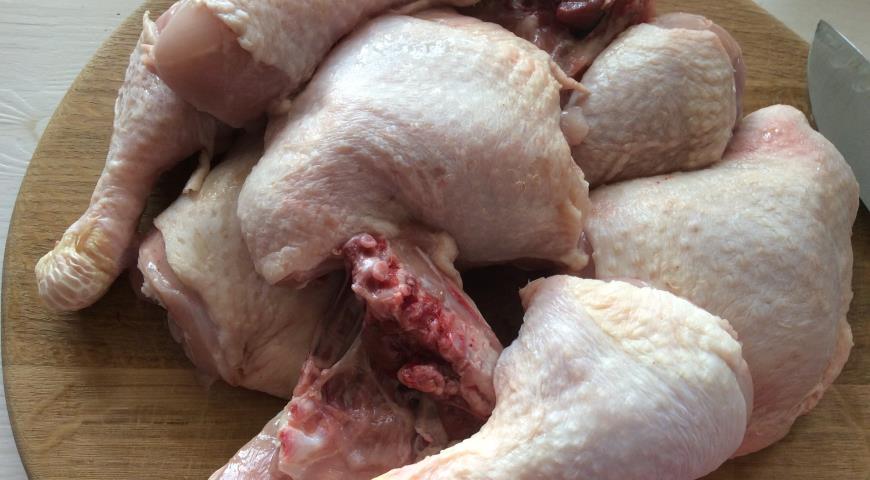 Фото приготовления рецепта: Курица в красном соусе, шаг №1