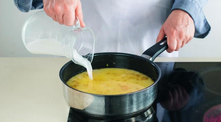 Фото приготовления рецепта: Молочный суп с клецками , шаг №2
