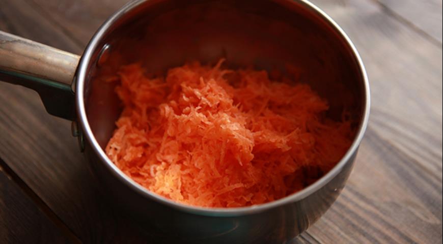 Натереть морковь на мелкой терке для приготовления котлет