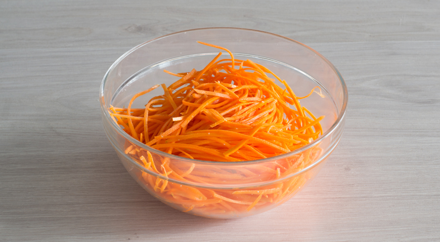 Морковь по-корейски, нарежьте морковь