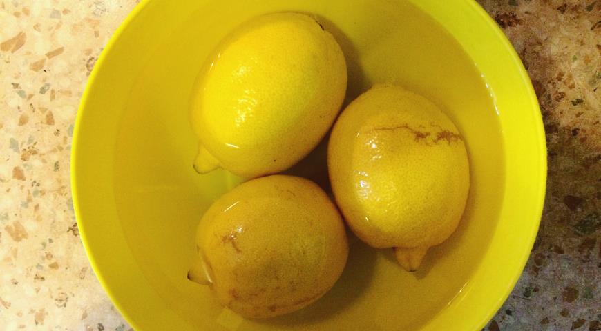 Ошпариваем лимоны кипятком