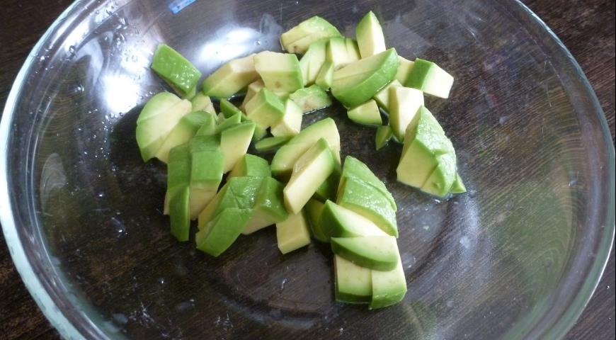 Нарезаем авокадо для салата