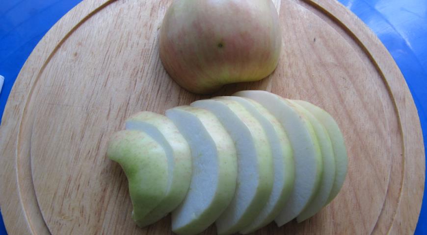 Нарезаем яблоки