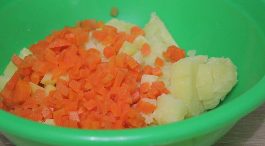 Нарезаем картофель и морковь кубиками