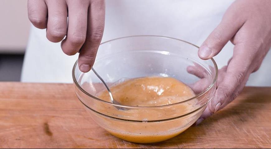 Фото приготовления рецепта: Омлет с сыром на сковороде, шаг №1