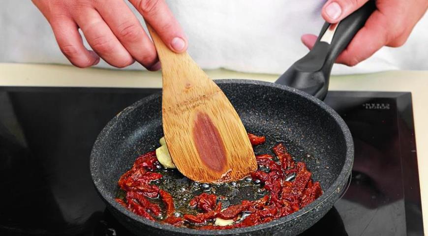 Фото приготовления рецепта: Омлет-скрэмбл с вялеными помидорами, шаг №1