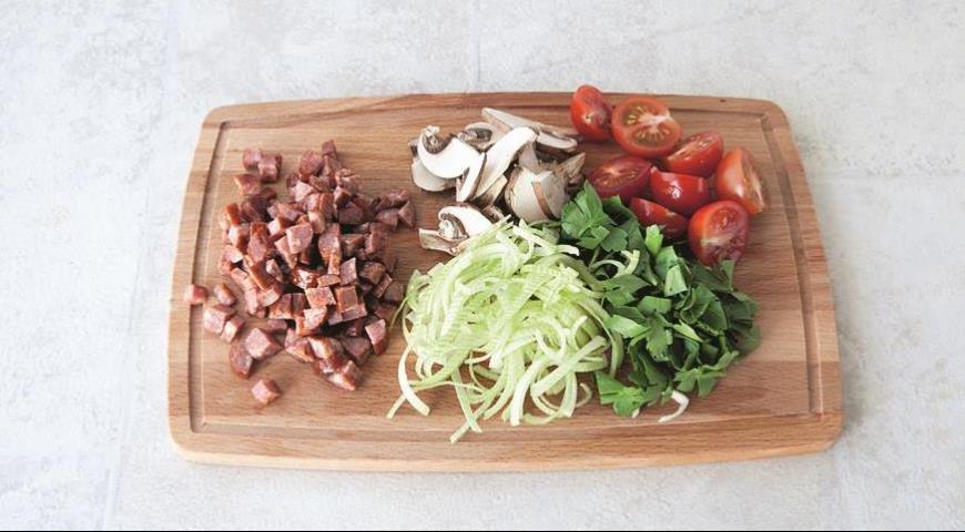 Фото приготовления рецепта: Оркьетти с колбасками и овощами, шаг №1
