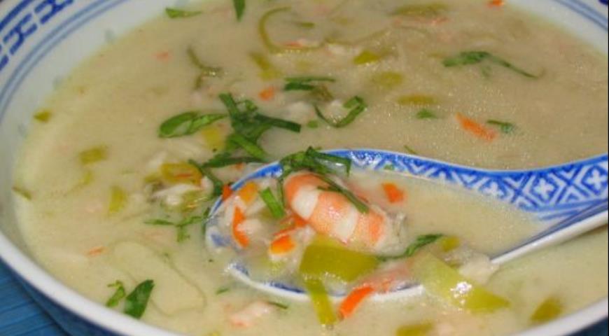Для украшения холодного супа нарезаем лук или зелень