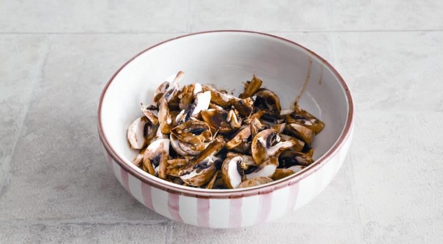 Фото приготовления рецепта: Паста с грибами и сливочным соусом, шаг №1