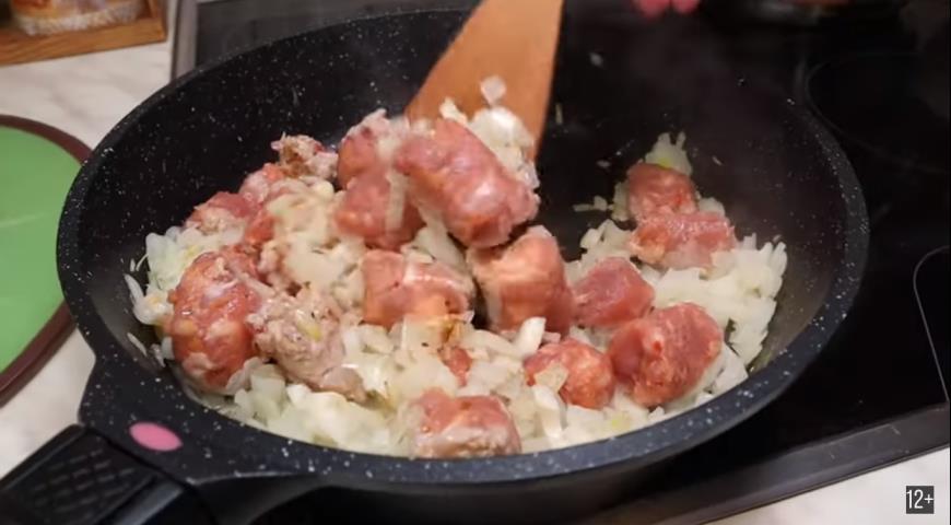 Фото приготовления рецепта: Паста с томатным соусом и колбасками, шаг №1