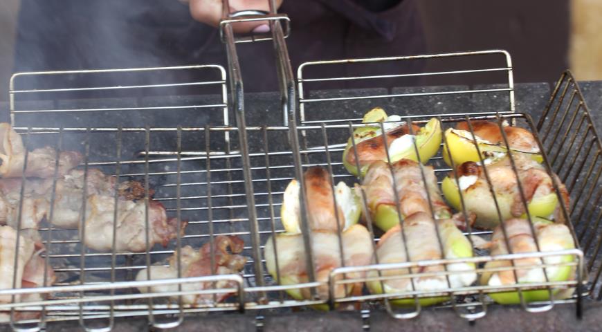 Фото приготовления рецепта: Перцы на гриле с беконом, шаг №5