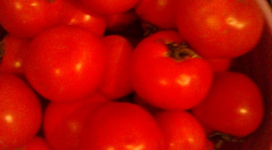 Подготовить помидоры к приготовлению заготовки